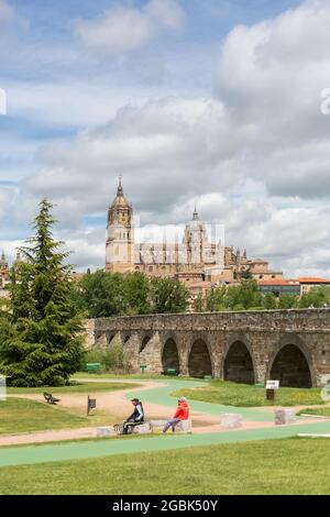 Salamanca / Spanien - 05 12 2021: Herrliche Aussicht auf die Innenstadt von Salamanca, mit gotischen Gebäuden an der Kathedrale und der Universität von Salamanca, Surro Stockfoto