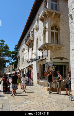 Porec, Kroatien - 10. Juli 2021. Eine Straße voller Geschäfte, Restaurants und Touristen in der historischen mittelalterlichen Küstenstadt Porec in Istrien, Kroatien Stockfoto