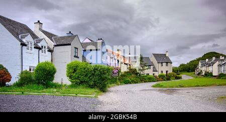 Reihe von bunten Ferienhäusern in Craobh Haven Stockfoto