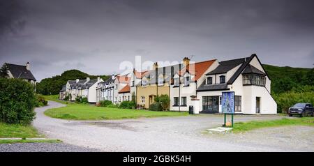 Reihe von bunten Ferienhäusern in Craobh Haven Stockfoto