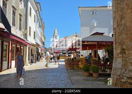 Porec, Kroatien - 10. Juli 2021. Eine Straße voller Geschäfte, Restaurants und Touristen in der historischen mittelalterlichen Küstenstadt Porec in Istrien, Kroatien Stockfoto