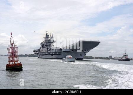 (210804) -- KOCHI, 4. August 2021 (Xinhua) -- Indiens erster einheimisch entworfener und gebauter Flugzeugträger Vikrant beginnt seine Probefahrt vor der Küste von Kochi im südlichen Bundesstaat Kerala, Indien, am 4. August 2021. Der Flugzeugträger ist das größte Kriegsschiff des Landes mit einer Verdrängung von rund 40,000 Tonnen. Er ist 262 Meter lang, 62 Meter am breitesten Teil und 59 Meter hoch, einschließlich des Aufbaus. (UNI über Xinhua) Stockfoto