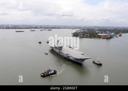 (210804) -- KOCHI, 4. August 2021 (Xinhua) -- Indiens erster einheimisch entworfener und gebauter Flugzeugträger Vikrant beginnt seine Probefahrt vor der Küste von Kochi im südlichen Bundesstaat Kerala, Indien, am 4. August 2021. Der Flugzeugträger ist das größte Kriegsschiff des Landes mit einer Verdrängung von rund 40,000 Tonnen. Er ist 262 Meter lang, 62 Meter am breitesten Teil und 59 Meter hoch, einschließlich des Aufbaus. (UNI über Xinhua) Stockfoto