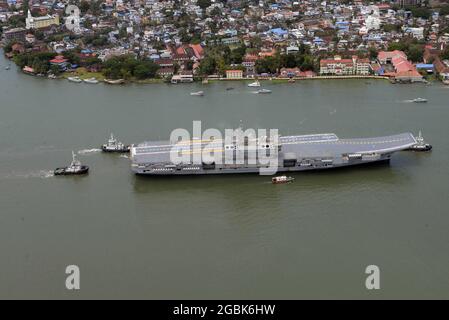 (210804) -- KOCHI, 4. August 2021 (Xinhua) -- Indiens erster einheimisch entworfener und gebauter Flugzeugträger Vikrant beginnt seine Probefahrt vor der Küste von Kochi im südlichen Bundesstaat Kerala, Indien, am 4. August 2021. Der Flugzeugträger ist das größte Kriegsschiff des Landes mit einer Verdrängung von rund 40,000 Tonnen. Er ist 262 Meter lang, 62 Meter am breitesten Teil und 59 Meter hoch, einschließlich des Aufbaus. (UNI über Xinhua) Stockfoto