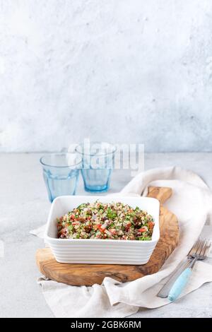 Tabbouleh Salat ist ein traditionelles mittelöstliches oder arabisches Gericht. Vegetarischer Salat mit Petersilie, Minze, Bulgur, Tomate. Stockfoto
