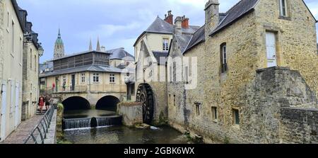 Ein altes Mühlrad am Fluss Aure im historischen Zentrum von Bayeux, Normandie, Frankreich. Stockfoto