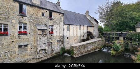 Ein altes Mühlrad am Fluss Aure im historischen Zentrum von Bayeux, Normandie, Frankreich. Stockfoto