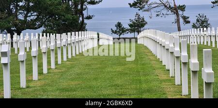 Reihen von weißen Kreuzen auf dem amerikanischen Kriegsfriedhof in der Normandie. Stockfoto