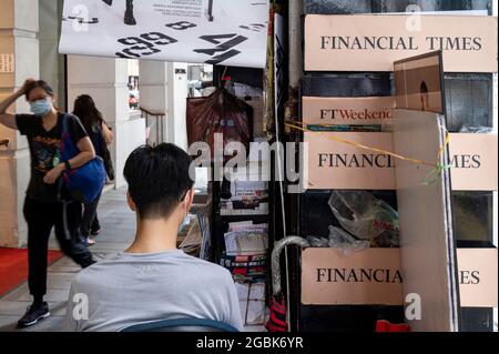 Hongkong, China. August 2021. Das Logo der Financial Times, Zeitungen und Zeitschriften sind an einem Zeitungsstand in Hongkong zu sehen. Kredit: SOPA Images Limited/Alamy Live Nachrichten Stockfoto