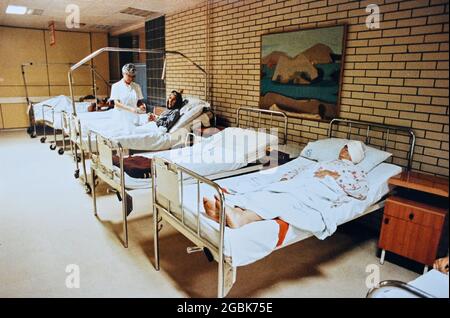 Bosnien 1993 bei Mostar im Balkankrieg - Flüchtlinge in Krankenhausbetten warten darauf, was die Zukunft für ein Foto von Simon Dack bereithält Stockfoto