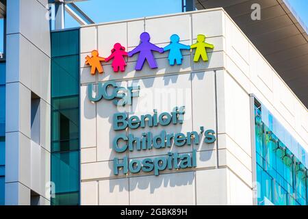 UCSF Benioff Kinderkrankenhaus Schild an der Fassade Krankenhaus-Systemgebäude. - San Francisco, Kalifornien, USA - 2021 Stockfoto