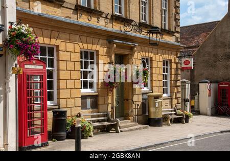 Sherborne, Dorset, England, Großbritannien. 2021. Postgebäude im Stadtzentrum von Sherborne mit einem zweifachen Briefkasten, der Gold bemalt wurde, um eine Goldmedaille zu markieren, die b gewonnen wurde Stockfoto