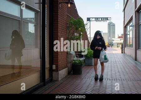 Tokio, Japan. März 2021. Das japanische Mädchen sah, wie es auf den Straßen von Tokio ihr Telefon überprüfte. (Foto: Tanja Houwerzijl/SOPA Images/Sipa USA) Quelle: SIPA USA/Alamy Live News Stockfoto