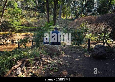 Tokio, Japan. März 2021. Ein Mann, der in einem lokalen Park in Tokio eine Mittagspause einnahm. (Foto: Tanja Houwerzijl/SOPA Images/Sipa USA) Quelle: SIPA USA/Alamy Live News Stockfoto