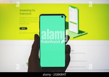 Robinhoodapp-Logo auf dem Smartphone in der Hand mit verschwommenem Website-Hintergrund. American Financial Service, Plattform für Kryptowährungen. Stockfoto