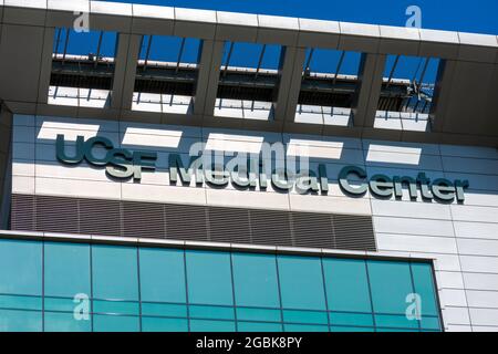 UCSF Medical Center Zeichen an der Fassade des Forschungs-und Lehrkrankenhauses. - San Francisco, Kalifornien, USA - 2021 Stockfoto