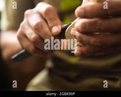 Geigenbauer scultping eine klassische Geigenkräusel Stockfoto