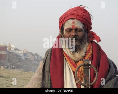 Varanasi, Indien. Heiliger Inder, der an der Grenze des heiligen ganges in Varanasi betet. Dezember 2011 Stockfoto