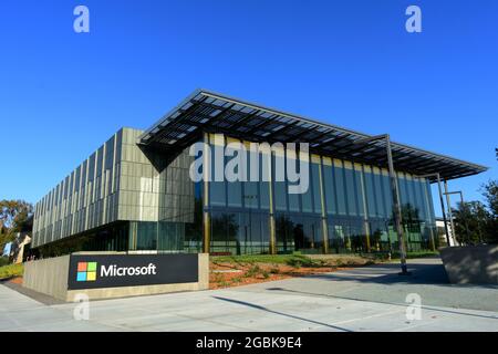 Microsoft-Zeichen und -Logo mit vier farbigen Quadraten im Bürogebäude des Cloud-Computer- und Software-Konzerns. - Redmond, Washington, USA - 20 Stockfoto