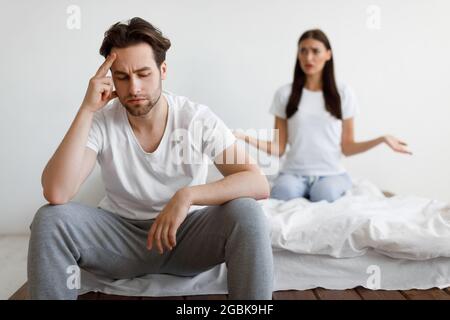 Ehemann Und Ehefrau Haben Streit Im Schlafzimmer, Selektiver Fokus Stockfoto