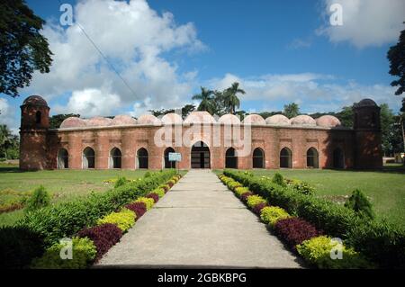 Die Sixty Dome Moschee, lokal bekannt als Shat Gumbad Masjid, in Bagerhat. Es ist die größte historische Moschee in Bangladesch, die von Khan Jahan Ali im 15. Jahrhundert erbaut wurde. Bagerhat, Bangladesch. 25. Juni 2007. Stockfoto
