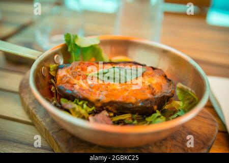 Auberginen in einer schönen Präsentationsplatte mit geschmolzenem Käse und b gekocht Stockfoto
