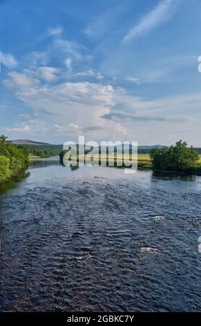 Der Fluss Spey in Cromdale, in der Nähe von Grantown-on-Spey, Speyside, Schottland Stockfoto