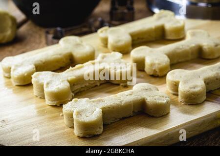 Roher Hundefutterteig, Haustierkeks, der zu Hause gekocht wird Stockfoto