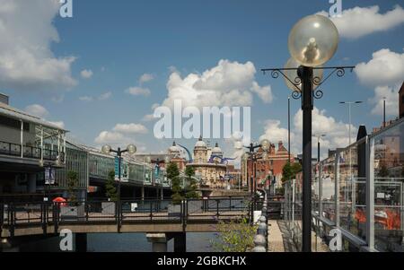 Maritime Museum und andere beliebte Sehenswürdigkeiten, flankiert von einem modernen Einkaufszentrum und einem Boulevard mit Fußgängerbrücke in Hull, Yorkshire, Großbritannien. Stockfoto