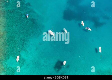 Luftaufnahme von Segelbooten und kleinen Booten oder Yachten im türkisfarbenen Wasser der Adria Stockfoto