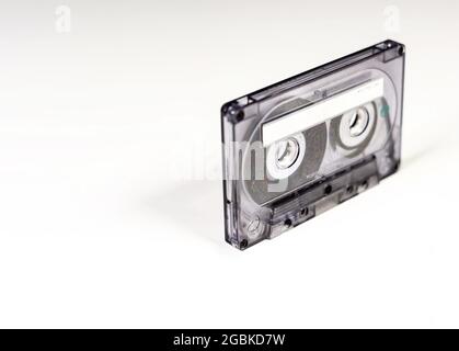 Transparente 90-Minuten-Audiokassette mit leerem Etikett. Seite A der Kassette. Magnetband und Audiowiedergabe aus den 70er und 80er Jahren. Vin Stockfoto