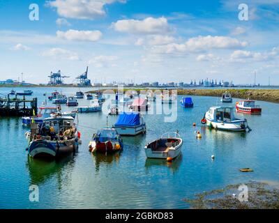 Angeln und Boote in Paddys Loch Hafen, teesmouth Cleveland Redcar, Großbritannien Stockfoto