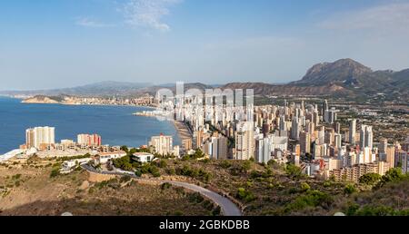 Die Wolkenkratzer von Benidorm vom Berg La Creu (Kreuz) aus gesehen, Spanien Stockfoto