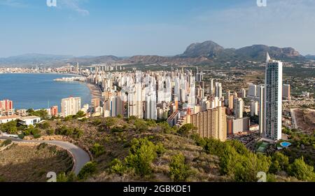 Die Wolkenkratzer von Benidorm vom Berg La Creu (Kreuz) aus gesehen, Spanien Stockfoto