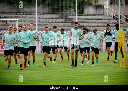 Prag, Tschechische Republik. August 2021. Spieler von Celtic Glasgow nehmen am Training vor dem 3. Qualifikationsrunde-Fußballspiel der Europa League FK Jablonec gegen Celtic Glasgow in Jablonec nad Nisou, Tschechische Republik, 4. August 2021 Teil. Kredit: Radek Petrasek/CTK Foto/Alamy Live Nachrichten Stockfoto