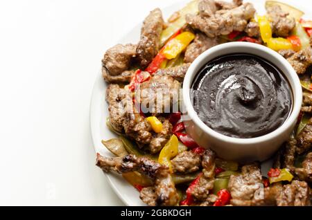 Rinderstreifen mit gemischten Paprika und Mangout serviert mit schwarzer Bohnensauce, chinesisches Gericht Stockfoto