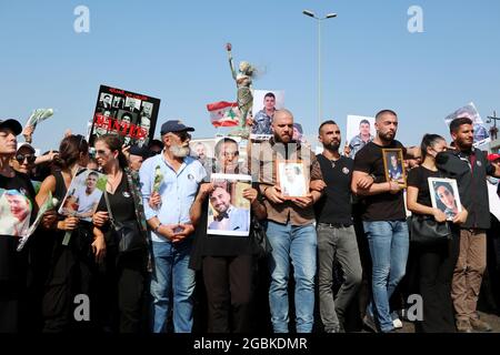 Beirut, Libanon. August 2021. Familien von Opfern versammeln sich am 4. August 2021 im Hafen zum ersten Jahrestag der Explosion in Beirut, Libanon. Die schreckliche Explosion des Hafens von Beirut ereignete sich am 4. August 2020 um 6:07 Uhr und tötete mehr als 200 Menschen. (Elisa Gestri/Sipa USA) Quelle: SIPA USA/Alamy Live News Stockfoto