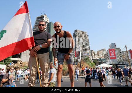 Beirut, Libanon. August 2021. Am Hafen versammeln sich Menschen, um am 4. August 2021 an den ersten Jahrestag von Port Blast, Beirut, Libanon, zu erinnern. Die schreckliche Explosion des Hafens von Beirut ereignete sich am 4. August 2020 um 6:07 Uhr und tötete mehr als 200 Menschen. (Elisa Gestri/Sipa USA) Quelle: SIPA USA/Alamy Live News Stockfoto