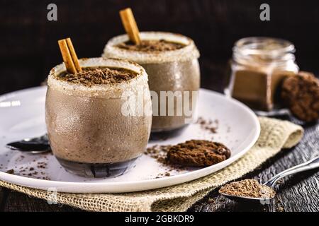 eis-Schokoladenmousse, typisches Sommerdessert, hausgemachte kalte Schokolade mit Span Stockfoto
