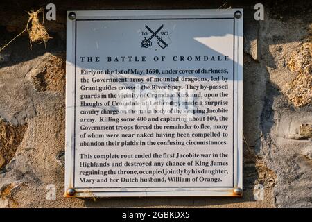 Schlacht von Cromdale Plakette an der Wand von Cromdale Kirk, Cromdale, in der Nähe von Grantown-on-Spey, Speyside, Schottland Stockfoto