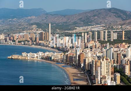 Die Wolkenkratzer von Benidorm vom Berg La Creu (Kreuz) aus gesehen, Spanien Stockfoto