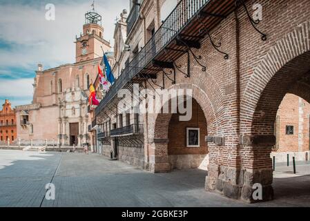 Medina del Campo, Valladolid, Spanien; 23. Juli 2021: Rathaus und Kirche auf dem Hauptplatz Stockfoto