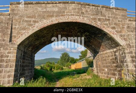 Brücke über die alte Eisenbahnlinie Great North of Scotland zwischen Boat of Garten und Craigellachie, in Cromdale, in der Nähe von Grantown-on-Spey, Speyside, Scotl Stockfoto