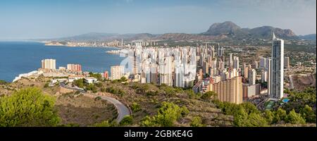 Die Wolkenkratzer von Benidorm vom Berg La Creu (Kreuz) aus gesehen, Spanien Stockfoto