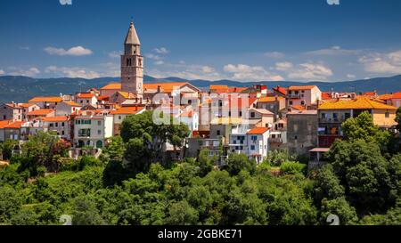 Vrbnik, Kroatien. Panorama-Stadtbild des ikonischen Dorfes Vrbnik, Kroatien befindet sich auf der Insel Krk an einem schönen Sommertag. Stockfoto