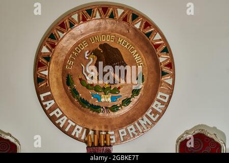 Mexikanisches Staatswappen auf einer großen Kupferplatte Stockfoto
