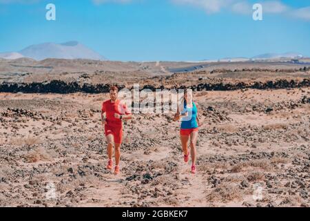 Sportler Läufer Trailrunning trainieren Ausdauer in der Wüstensommerlandschaft. Mann Läufer trägt Kompressionssportkleidung. Fitnessübungen Stockfoto