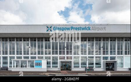 Außenansicht und Türen zum Flughafen Glasgow Prestwick, South Ayrshire, Schottland. Stockfoto