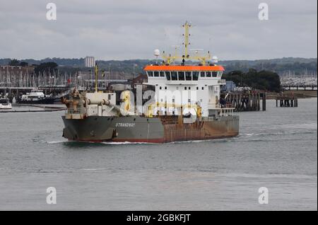 Der in Zypern registrierte Hopper-Bagger STRANDWAY fährt nach Abschluss der Arbeiten in und um den Marinestützpunkt aus dem Hafen Stockfoto