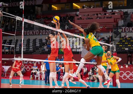 T'QUIO, TO - 04.08.2021: OLYMPIADE 2020 IN TOKIO TOKIO - während des Volleyballspiels Brasilien gegen das russische Olympische Komitee bei den Olympischen Spielen 2020 in Tokio, das 2021 in der Ariake Arena in Tokio, Japan, stattfand. Brasilien gewann 3-1 und qualifizierte sich am Freitag für das Halbfinale. (Foto: Richard Callis/Fotoarena) Stockfoto